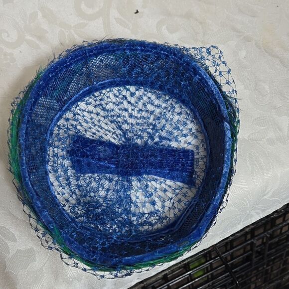 Vintage Blue and Green Feathered Netted Women's Hat with Bow - Picture 7 of 7